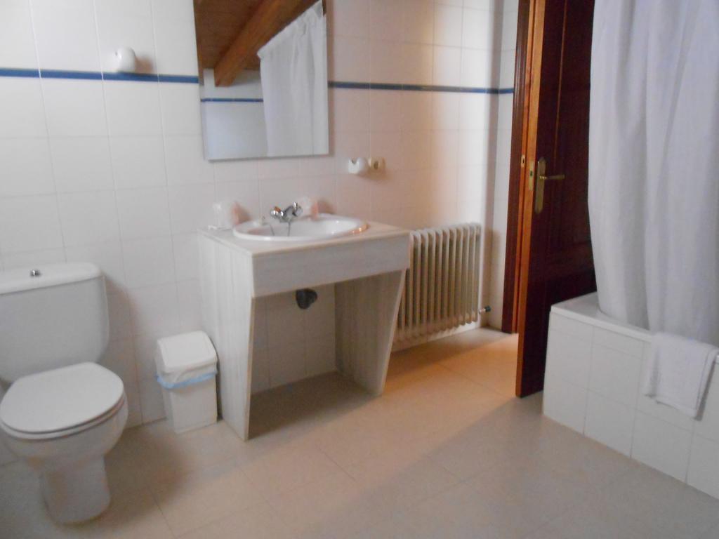 Hostal Burgos Torrecaballeros Exteriör bild