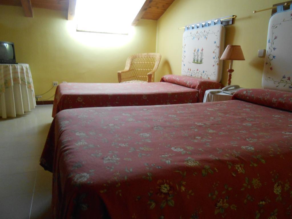 Hostal Burgos Torrecaballeros Rum bild